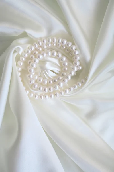 Elegante seta bianca liscia con perle — Foto Stock