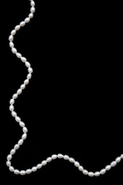 Perlas blancas sobre el terciopelo negro — Foto de Stock