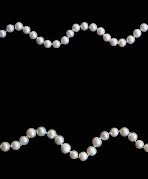 Białe perły na czarny jedwab — Zdjęcie stockowe