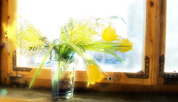 Een ouderwetse stijl tulpen en mimosa — Stockfoto