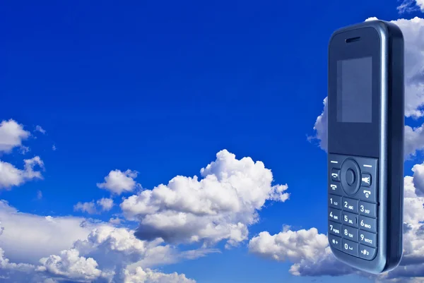 O telefone móvel, no céu de fundo . — Fotografia de Stock