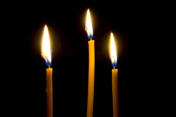 Tre brinnande, kyrkliga ljus. — Stockfoto