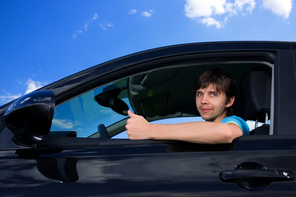 Framgångsrik ung man sitter i egen bil — Stockfoto