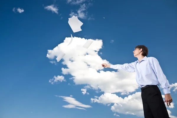 Бизнесмен швыряет документы в небо — стоковое фото