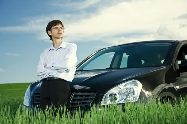 Успешный бизнесмен с автомобилем — стоковое фото