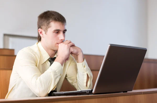 Koncentrerad affärsman med laptop — Stockfoto