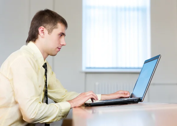 Концентрированный бизнесмен с ноутбуком — стоковое фото
