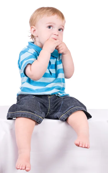 앉아있는 귀여운 아이 — 스톡 사진