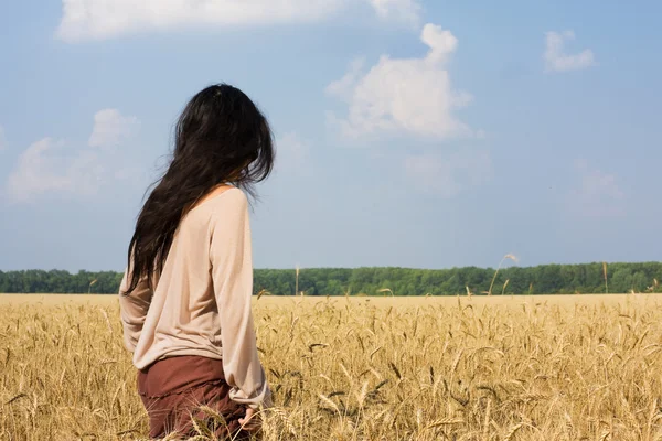hippi kız buğday alan arka görünümü