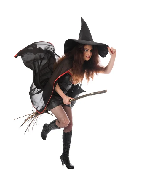 Хэллоуинская ведьма летит на метле — стоковое фото
