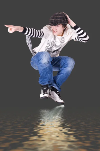 Nastolatek skoki i tańca hip-hop — Zdjęcie stockowe
