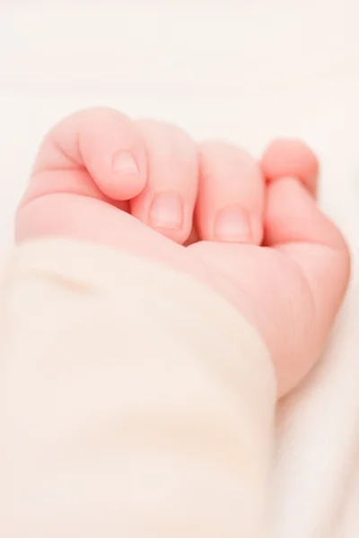 Маленька дитина руку — стокове фото
