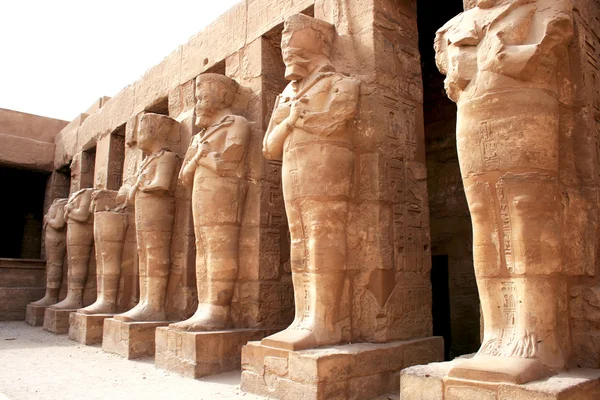 Antika statyer i karnak-templet — Stockfoto