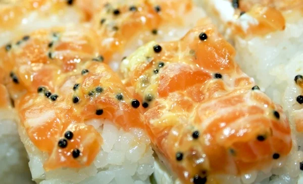 Sushi s lososem a kaviárem — Stock fotografie