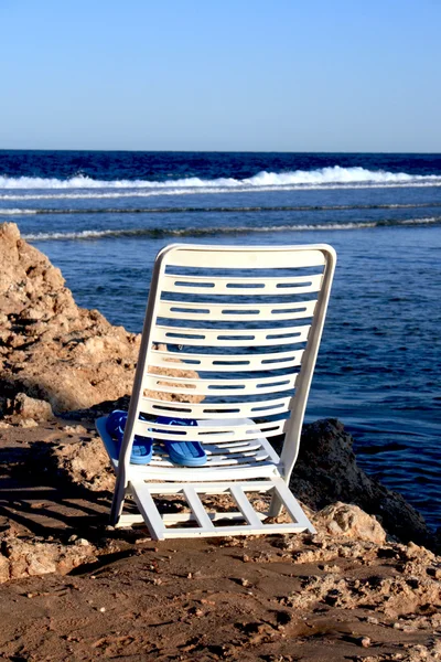 在干净的沙滩上的白色躺椅 — 图库照片