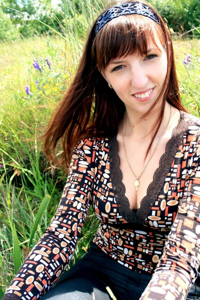 牧草地で若い女性 — ストック写真