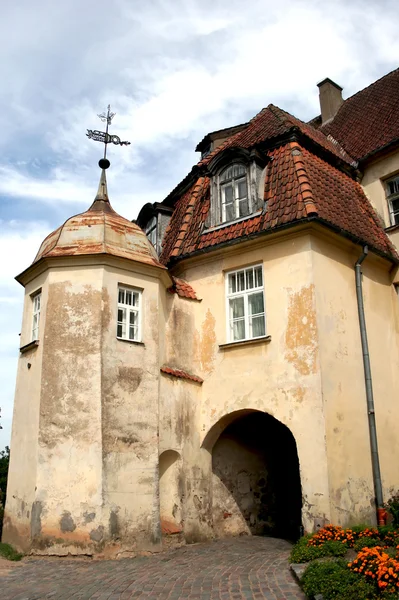 Старий будинок з вежею — стокове фото