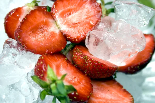 在冰中的新鲜草莓 — 图库照片
