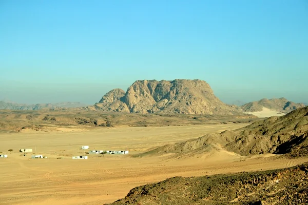 Berg in wit woestijn — Stockfoto