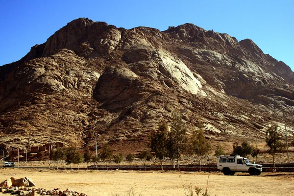 Jeep em um fundo de montanha — Fotografia de Stock