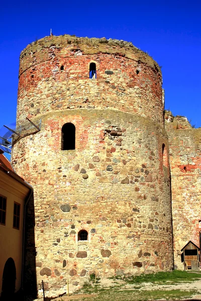 Oude toren kasteel in de stad bauska — Stockfoto