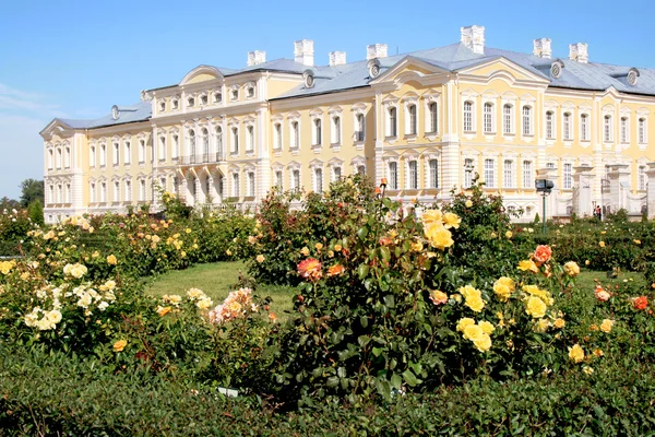 Rundale palác a krásná zahrada — Stock fotografie