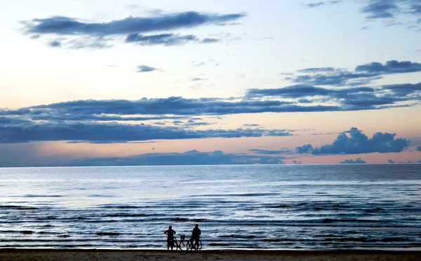 Duas silhuetas em terra o mar Báltico — Fotografia de Stock