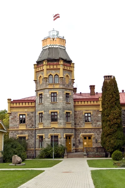Antiguo castillo con una torre en Sigulda — Foto de Stock