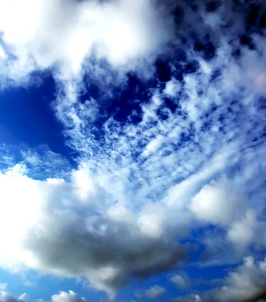 漂亮的蓝色天空背景 — 图库照片
