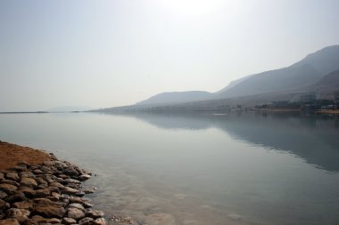 Ölü Deniz üzerinde sessiz akşam