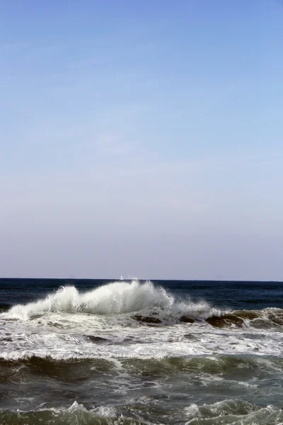 Волны Средиземного моря — стоковое фото