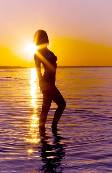 Silhouette einer Frau im Meer — Stockfoto