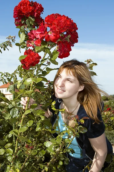 Όμορφη γυναίκα στον κήπο τριαντάφυλλα — Φωτογραφία Αρχείου