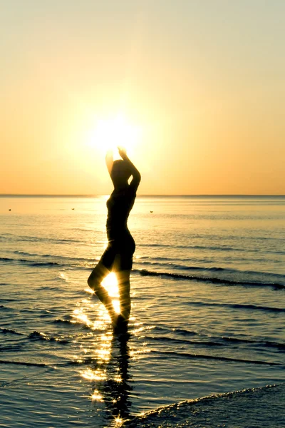 Silhouet van een vrouw in de zee — Stockfoto