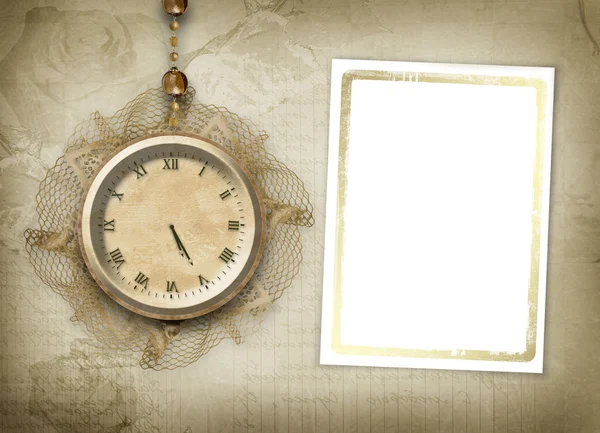 Антикварные часы с кружевом — стоковое фото
