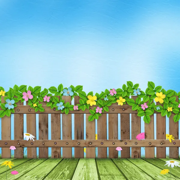 Dřevěný plot s květinový věnec — Stock fotografie