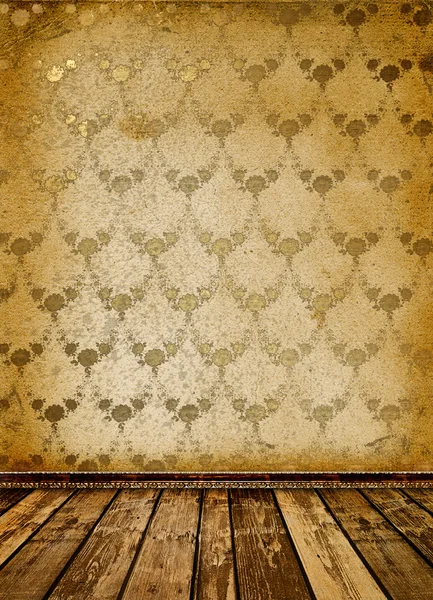 Altes Zimmer mit abgenutzten Tapeten — Stockfoto