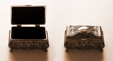 iki gümüş antik tabut