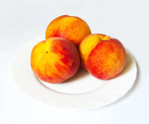 Три соковиті персики — стокове фото