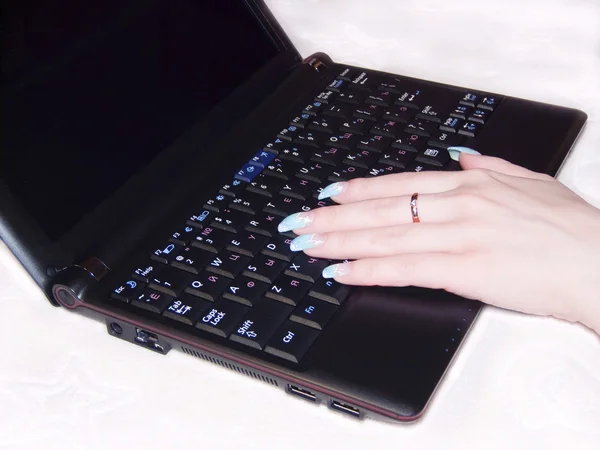 Flickor hand på laptop tangentbord — Stockfoto