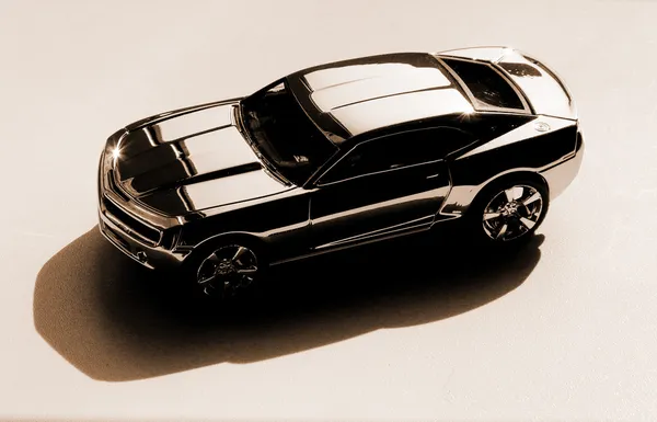 Kahverengi gümüş renkli araba — Stok fotoğraf