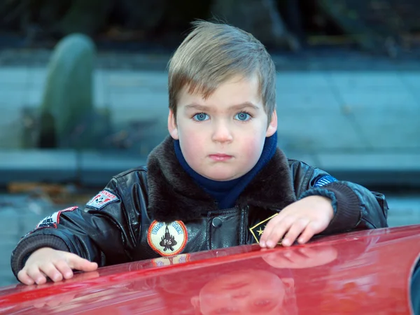 Портрет мальчика на открытом воздухе — стоковое фото