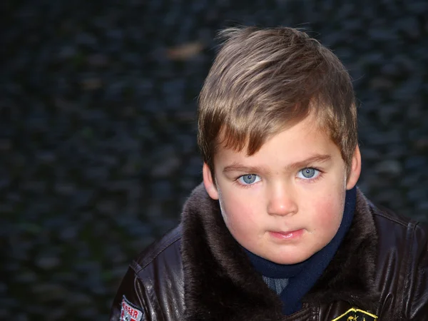 Pojke porträtt utomhus — Stockfoto