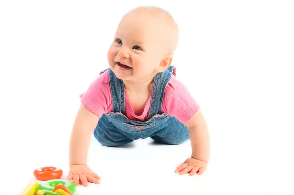 Menina bebê sorrindo e rastejando — Fotografia de Stock