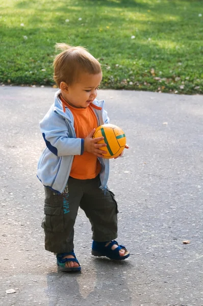 Περπάτημα μωρό με την μπάλα στα χέρια του — Φωτογραφία Αρχείου
