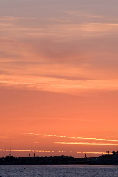 Röd solnedgång vid havet — Stockfoto