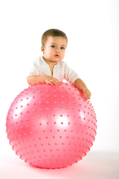 Nachdenklicher Junge mit rosa Fitnessball — Stockfoto
