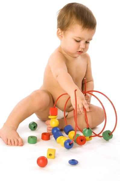 Menino brincando com cubos e cachos — Fotografia de Stock