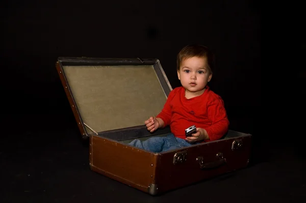 Chłopiec w bagażu — Zdjęcie stockowe