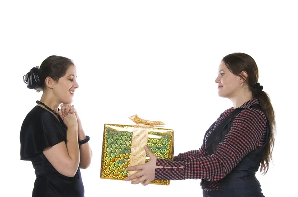 Ein Mädchen dem anderen ein Geschenk machen — Stockfoto